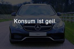 Mercedes hinter Schrift "Konsum ist geil"